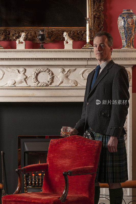 穿着苏格兰短裙享受美酒的苏格兰帅哥