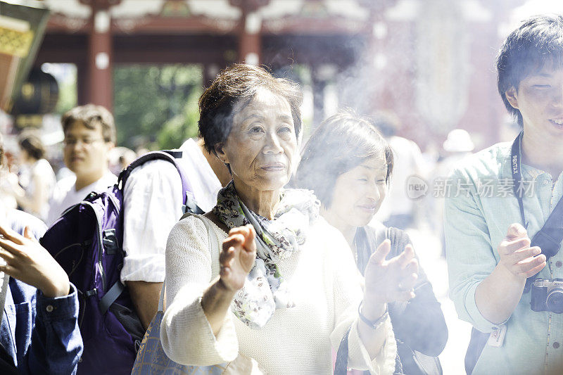 日本东京，人们在浅草寺祈祷