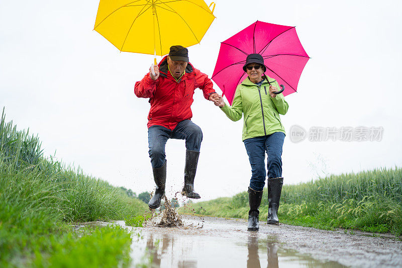 一对老年夫妇在雨天散步