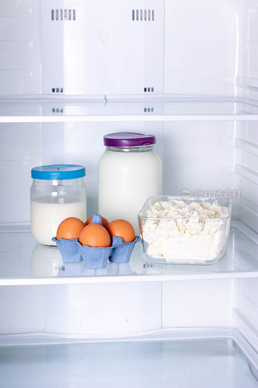 鸡蛋，牛奶和白软干酪放在冰箱里