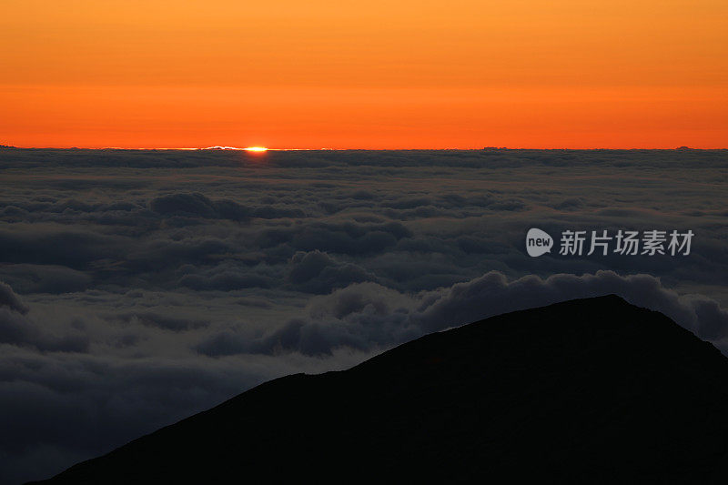 哈雷阿卡拉峰云层之上的日出