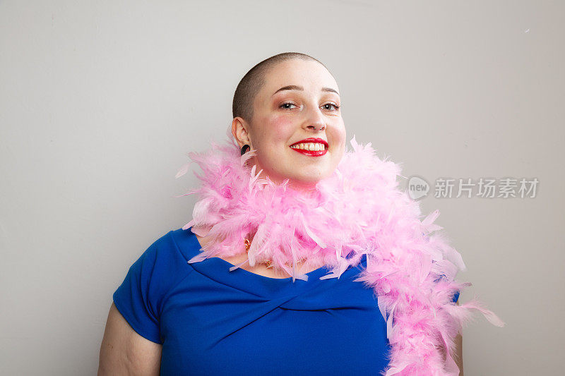 穿着粉红色羽毛围巾的古怪年轻女子微笑着