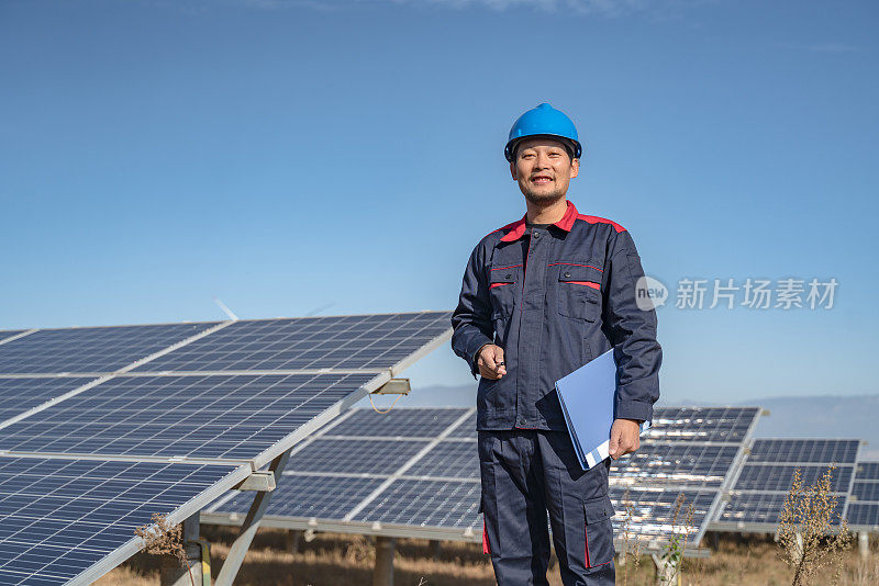 太阳能发电厂工程师正在检查