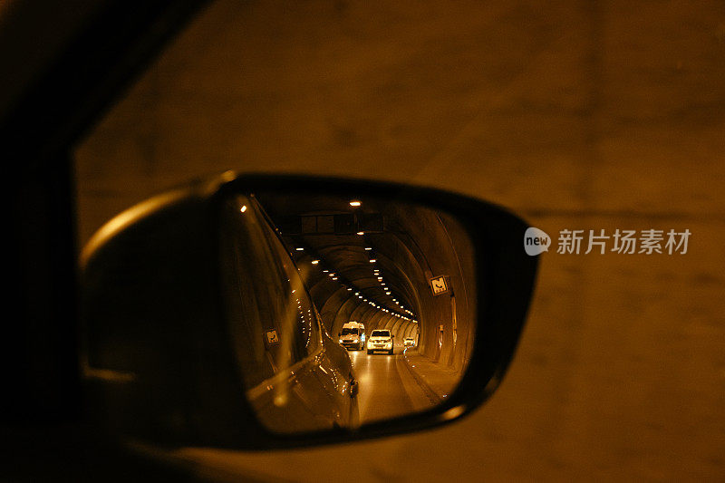 后视镜中的隧道