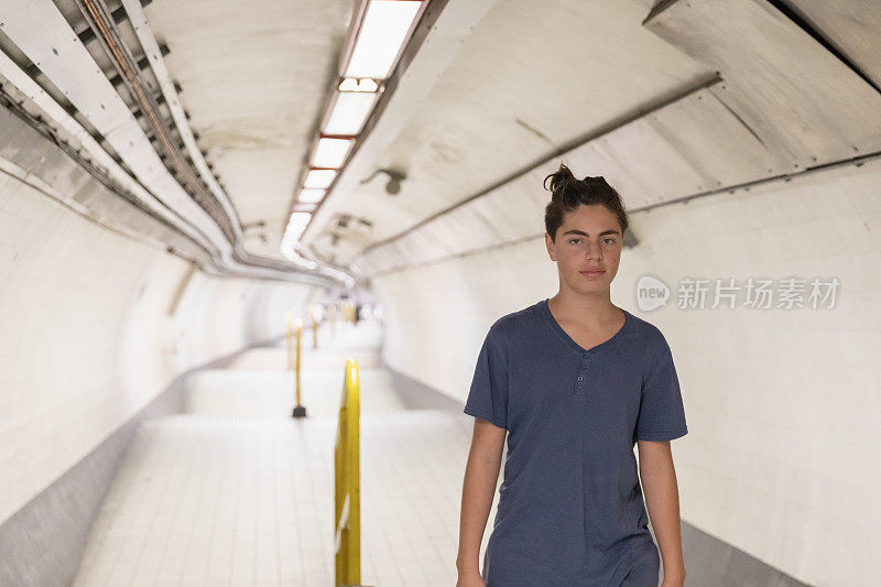 地铁隧道里一个少年的肖像