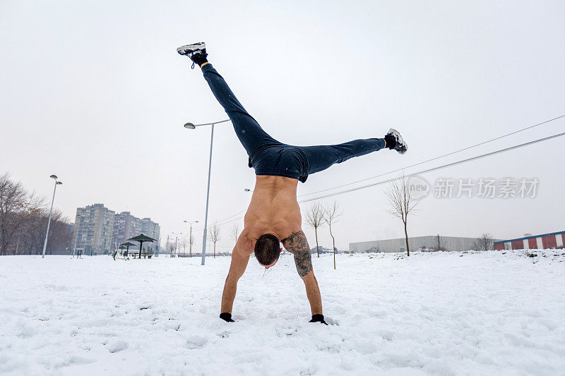 杂技在雪地上