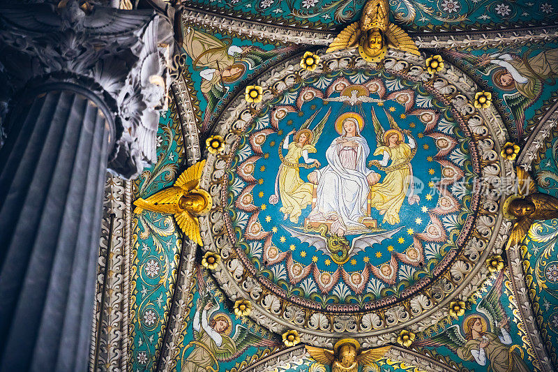 室内装饰有黄金，大理石雕塑和美丽的彩色玻璃在法国里昂的巴黎圣母院