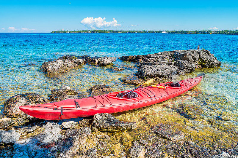 加拿大安大略省托博莫里国家海洋公园的皮艇