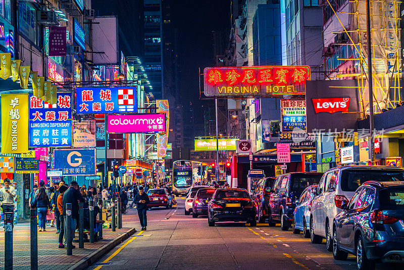 明亮的霓虹灯标志，五颜六色拥挤的城市景观旺角，九龙，中国香港