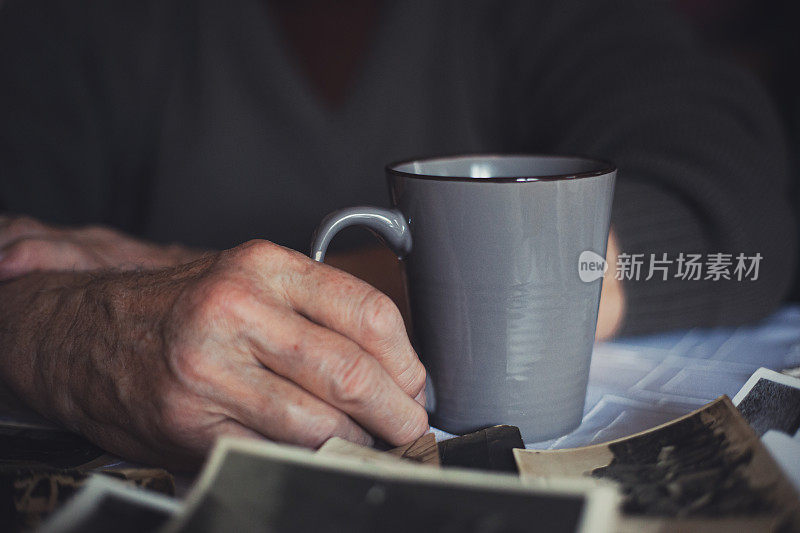 老人生活在回忆中，喝咖啡