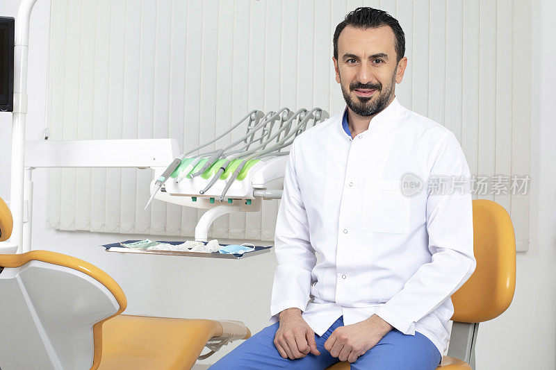成年男性口腔医师在牙科诊所等候病人