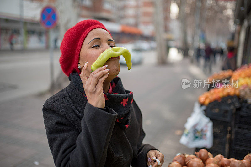 肤色不同的妇女在传统市场挑选蔬菜