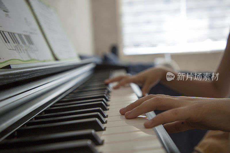 孩子的小手在弹钢琴