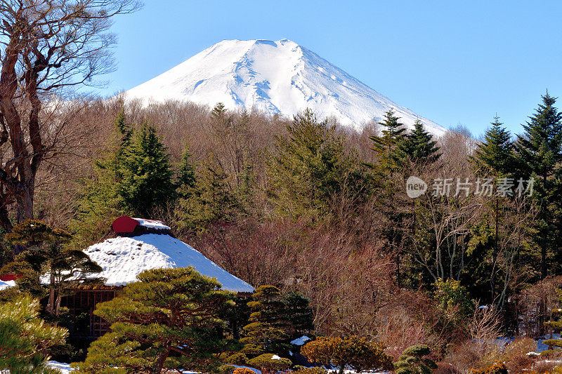 白雪覆盖的富士山，摄于山梨县大野hakkai