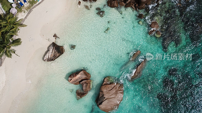 热带海滩，泻湖和岩石