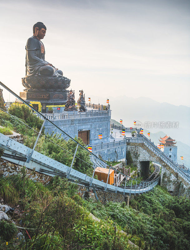 越南老街萨帕地区翻斯班山顶上的大佛