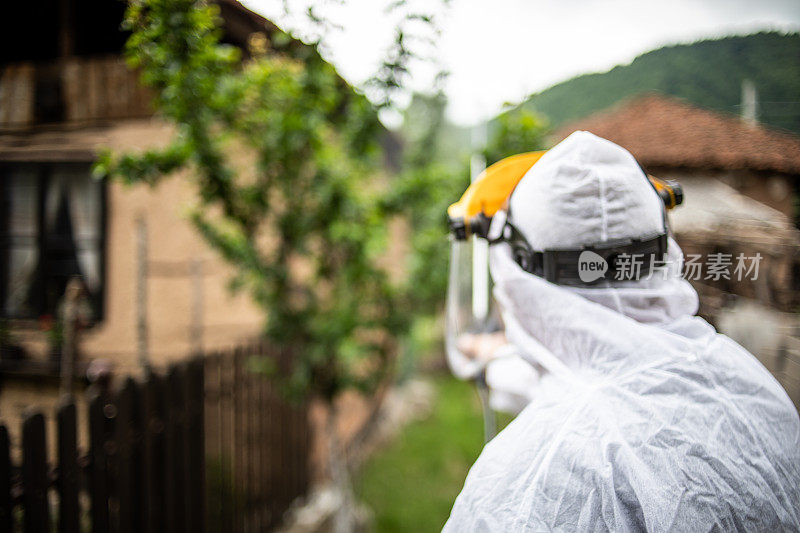 农民用喷雾喷洒水果以防止植物寄生虫