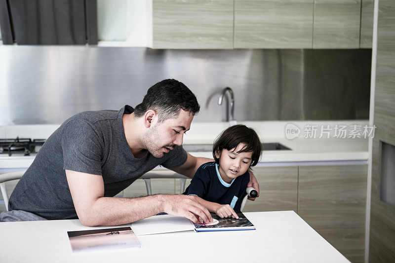 阿拉伯父亲读书与儿子在家