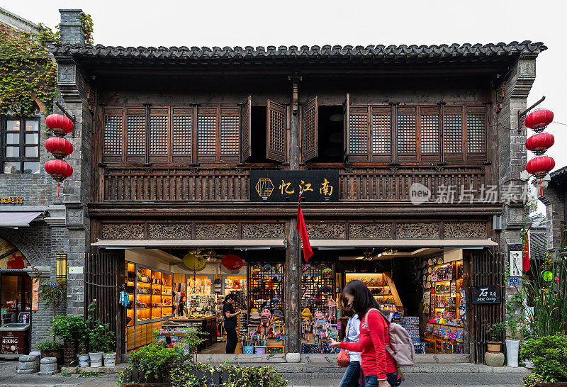 在老门东步行街的传统建筑中，有一家名为“纪念长三角或江南”的工艺品店