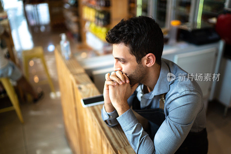 担心的老板在他的小生意