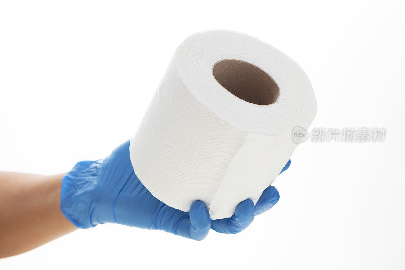 手拿蓝色手套的卫生纸，纸巾和餐巾纸