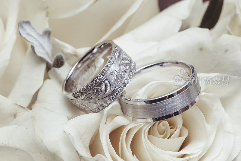 玫瑰花束上的一对相配的结婚戒指