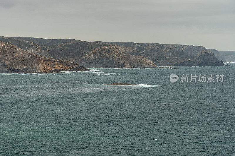 远处的岩石海岸和深蓝色的大海