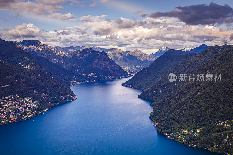 日落时分的卢加诺湖和瑞士阿尔卑斯风景——瑞士的提契诺