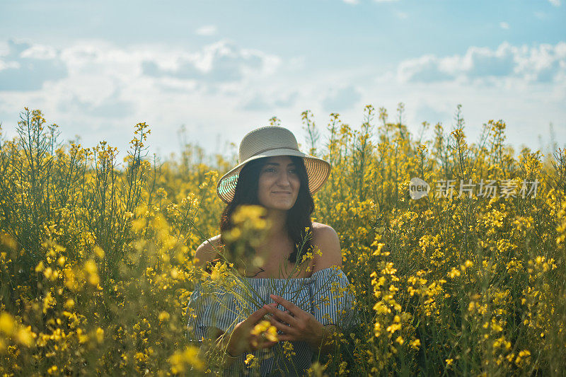 美丽的年轻女孩在户外享受大自然