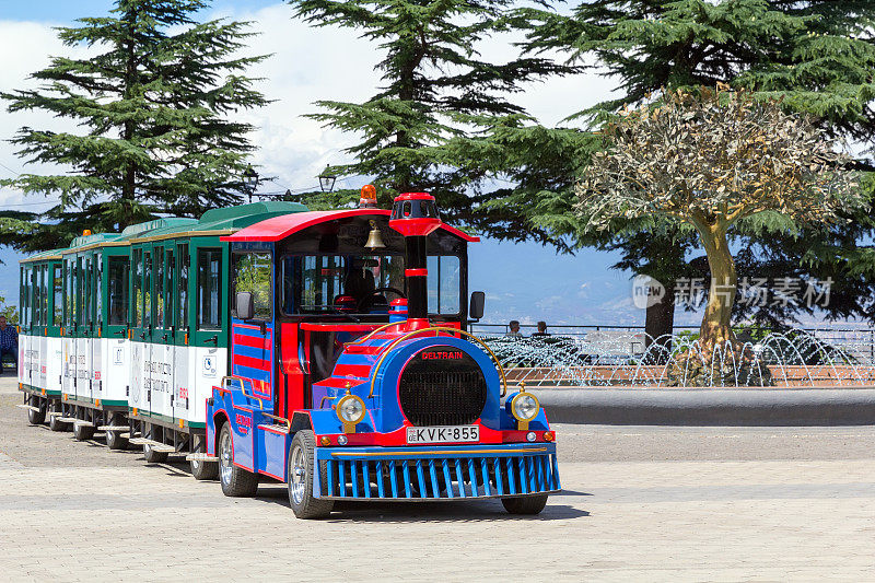 儿童现代机车为城市旅游航行