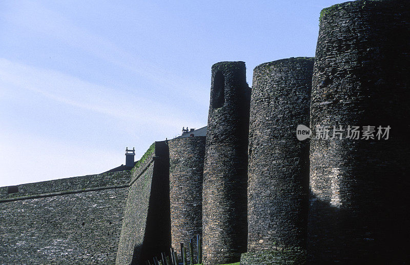 起源于罗马的城墙，位于西班牙加利西亚的卢戈，是世界遗产