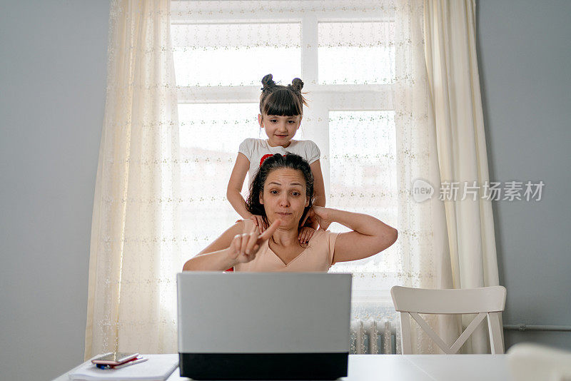 隔离期间在家工作的妇女，身边都是她的小女儿