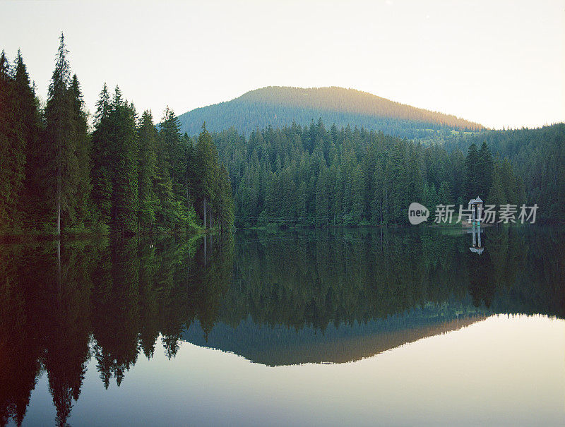 山中的Synevir湖的风景