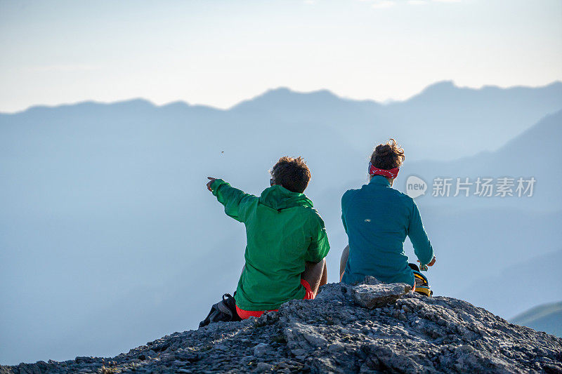 女徒步旅行者在山脊上休息