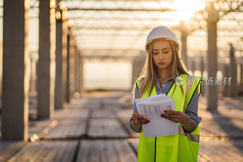 女工程师监督建筑工地