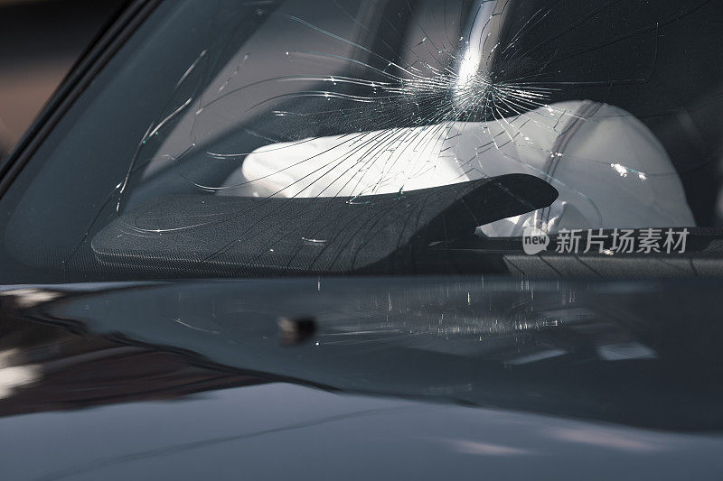 车祸后玻璃碎裂