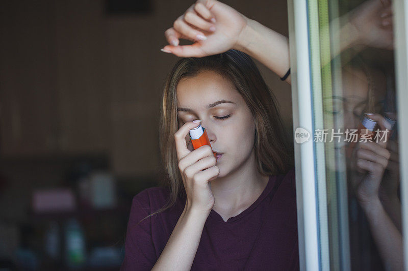 使用吸入器的哮喘妇女-哮喘者的日常生活