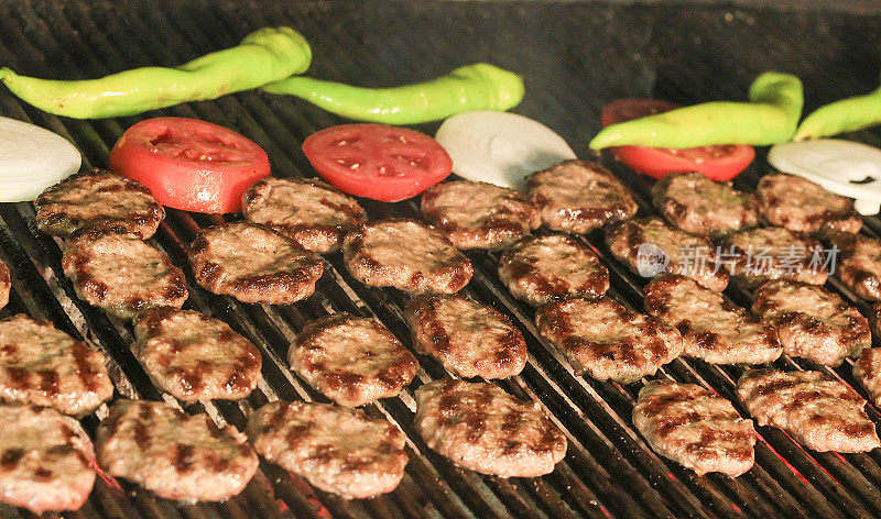 土耳其风格自制肉丸在铁锅里烤