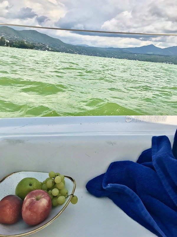 水果和毛巾在船上