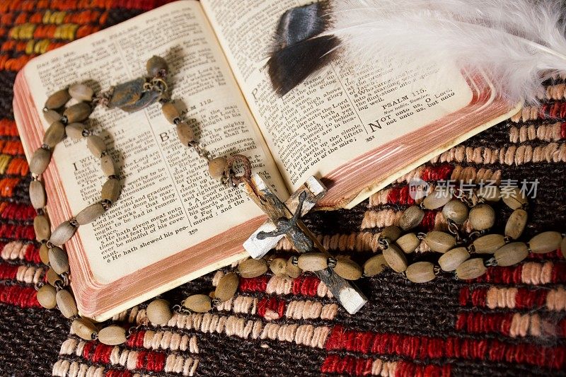 古老的古老的念珠与古董圣经