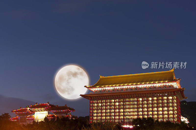 中秋节的夜晚一轮明月照亮了台北圆山大饭店