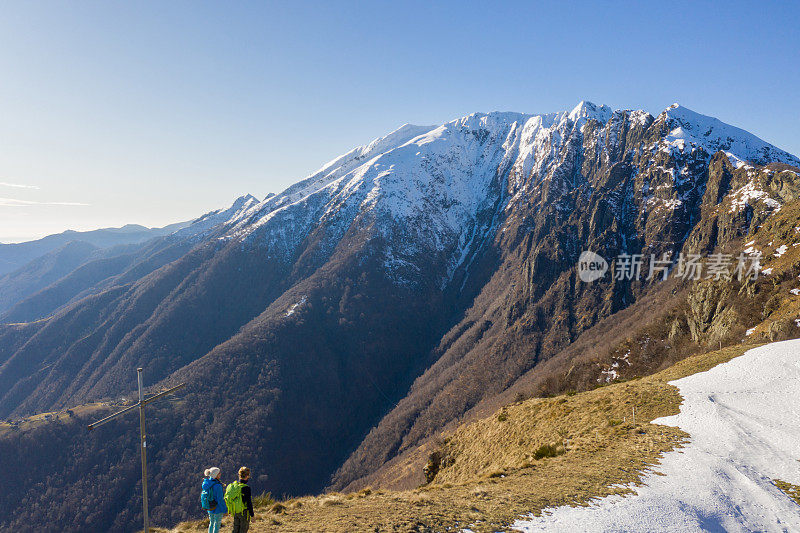 无人机拍摄的一对夫妇在山脊上徒步旅行