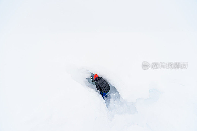 年轻人每天早上都在挖新的粉状雪