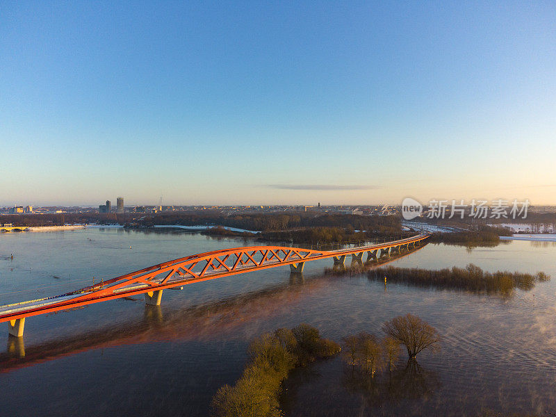 在一个寒冷的冬天的早晨，在兹沃勒附近的IJssel河上的Hanzeboog火车桥