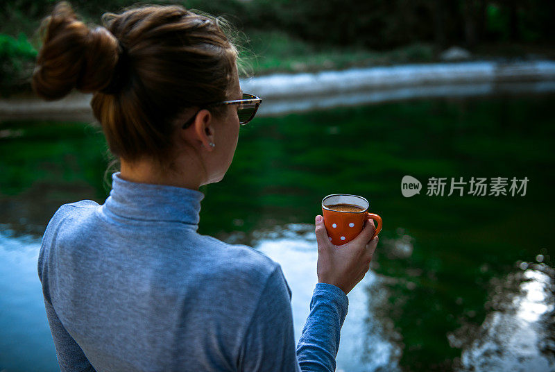 快乐的女人享受着一杯新鲜的咖啡