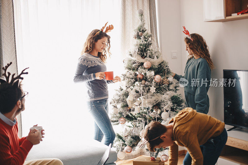 一家人在客厅里一起欢度新年。