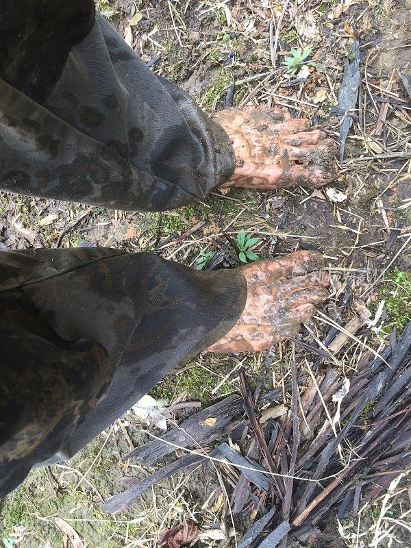 光着脚走过丛林，满是泥的脏脚