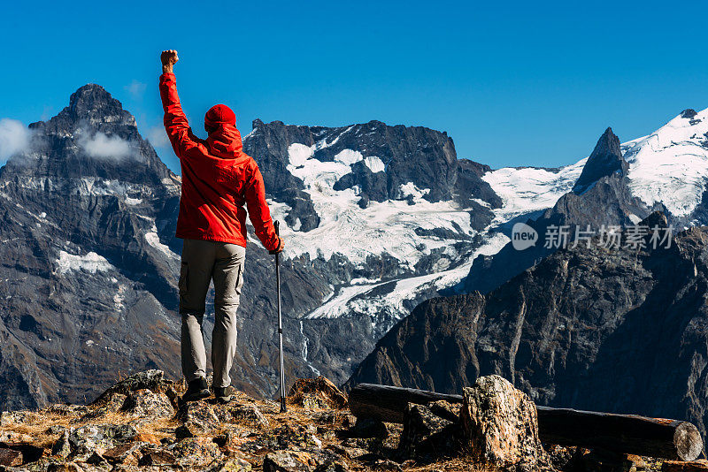 一个在高加索旅行的人。山运动。运动员完成快乐。山旅游。徒步旅行。去山上的旅程。北欧人在山中行走。本空间