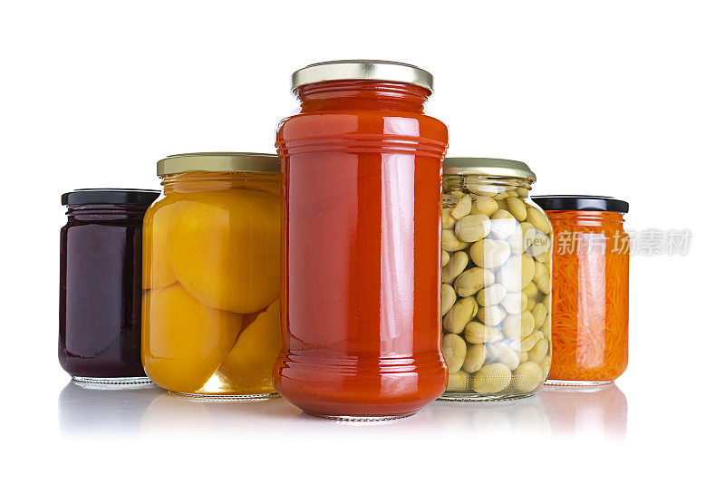 腌食品:白色背景上的三个玻璃罐
