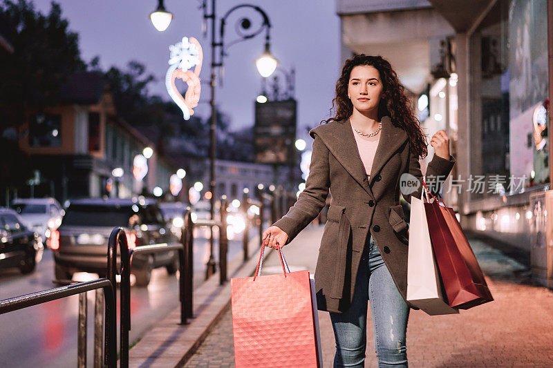 年轻女子在城里购物。冬季购物季